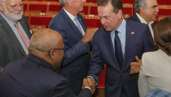 MINISTRO SALUDA AL DIRECTOR PROMIPYME Thumbnail MINISTRO SALUDA AL DIRECTOR PROMIPYME Thumbnail